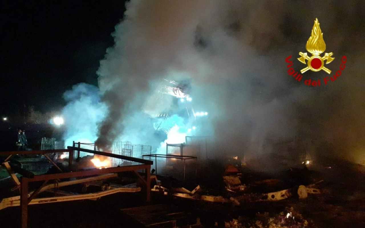 Leini: incendio devasta 13mila metri quadri di un capannone nel Torinese