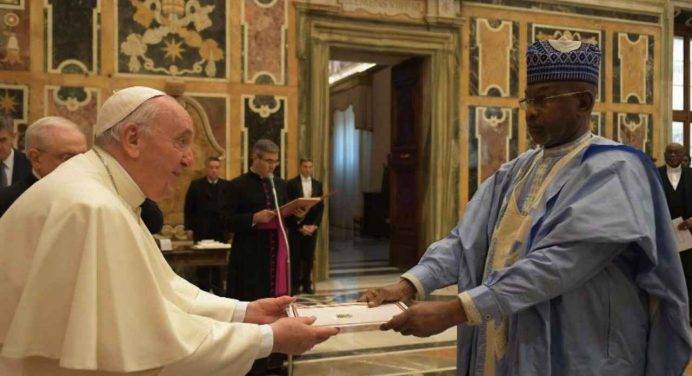 Papa agli ambasciatori: “I vaccini per tutti non sono una cortesia, ma è giustizia”