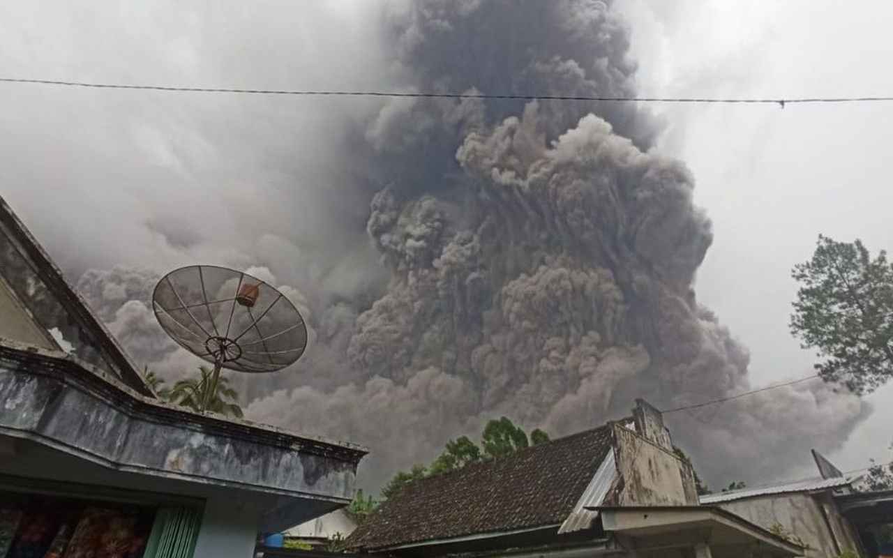 Indonesia: erutta ancora il vulcano Semeru, sale il numero delle vittime