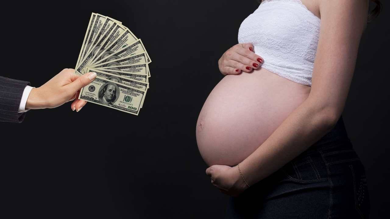La maternità surrogata viola la dignità del nascituro