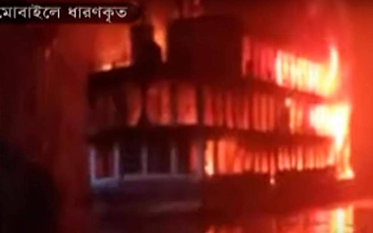 Bangladesh: decine di morti in un incendio su un traghetto stracolmo