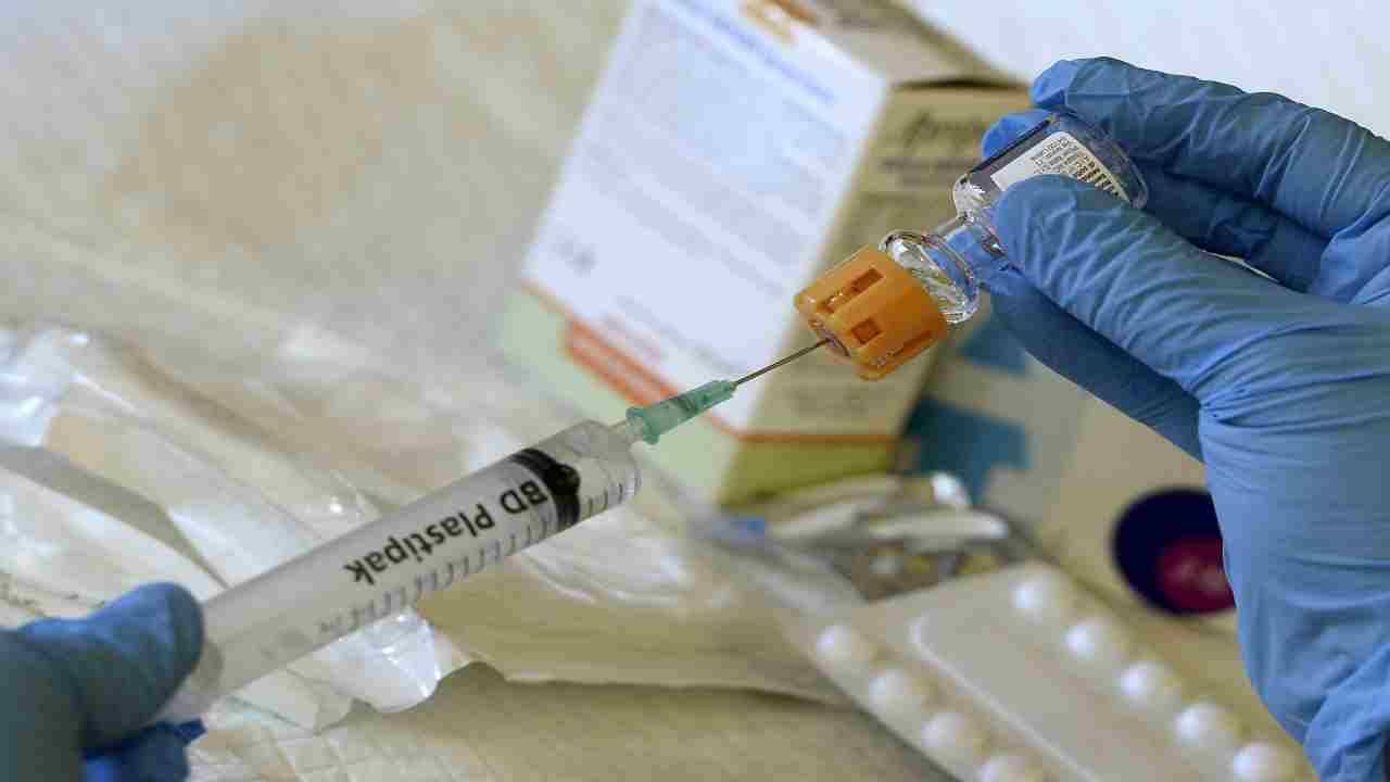Aifa: “Vaccini per Omicron 4-5 disponibili in Italia a giorni”