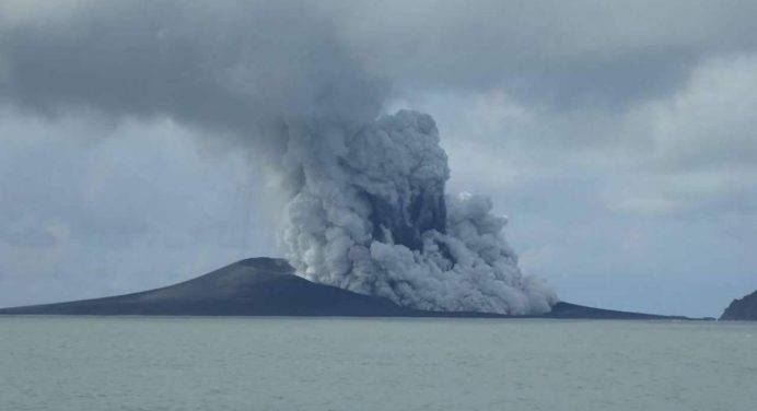 Tonga: dopo 5 giorni dall’eruzione, atterrati i primi aerei con aiuti umanitari