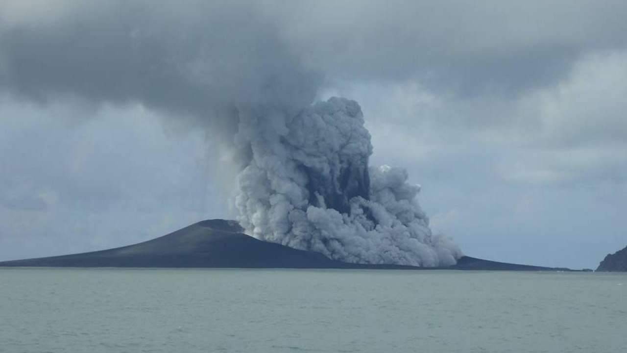 Erutta vulcano sottomarino, allarme tsunami da Tonga a Fiji – Video