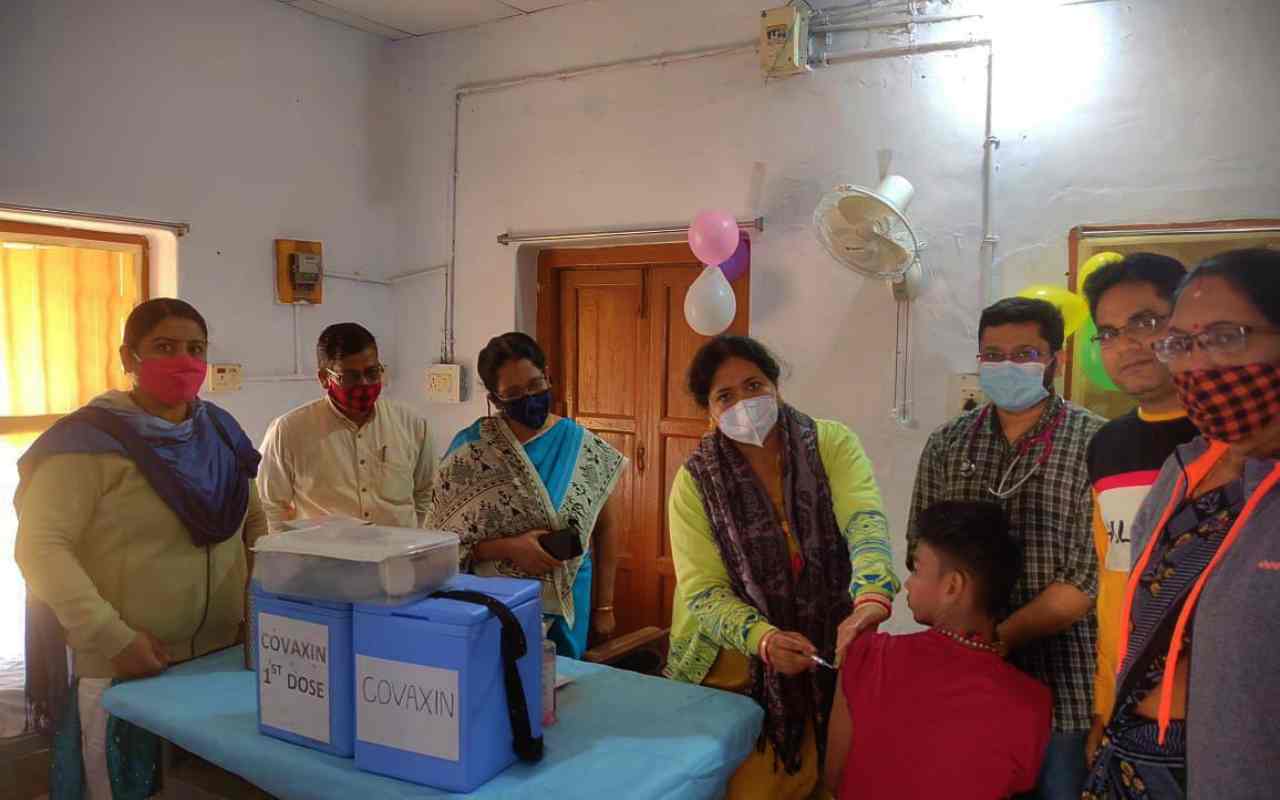 Casi Covid triplicati in una settimana, l’India inizia a vaccinare gli adolescenti