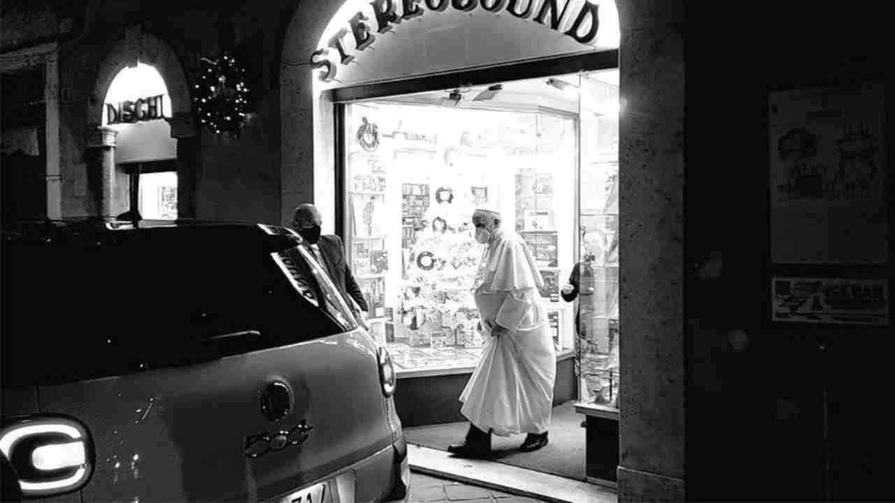 Papa Francesco visita un negozio di dischi