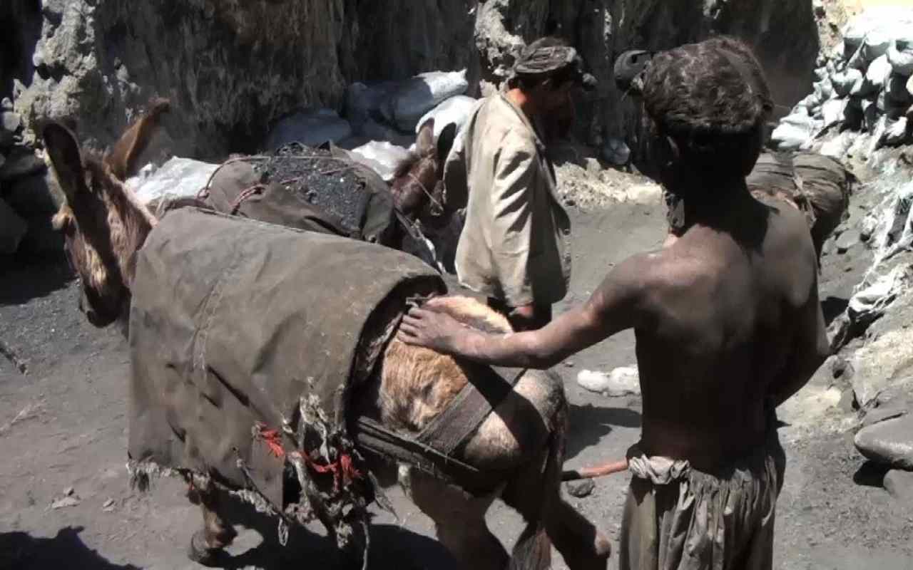Un milione di bambini lavoratori in Afghanistan. Sos schiavitù infantile