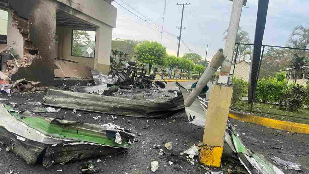 Colombia: moto-bomba contro una caserma Granada, due morti