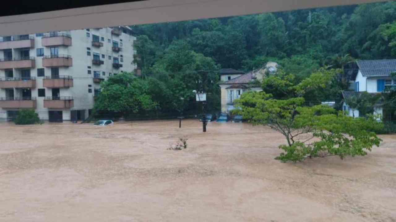 Brasile, inondazioni a nord di Rio de Janeiro: almeno 66 morti