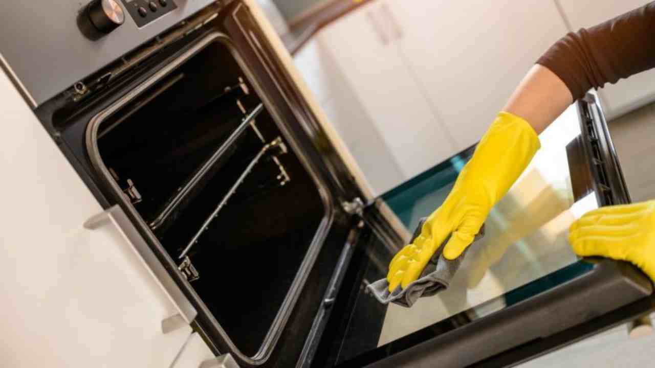 Il forno è sporco e incrostato? Scopri come pulirlo senza fatica e in modo bio