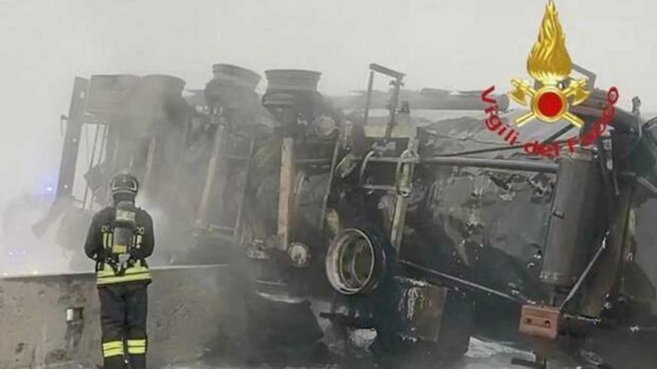 Cisterna in fiamme in autostrada: chiusa A/1 a Lodi