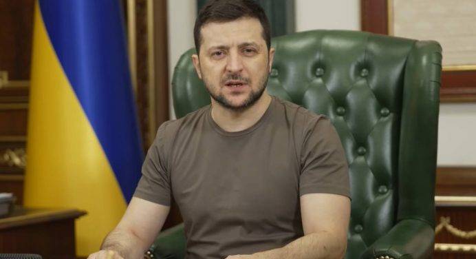 Ucraina, Zelensky: “Possibile attacco con armi chimiche” a Mariupol