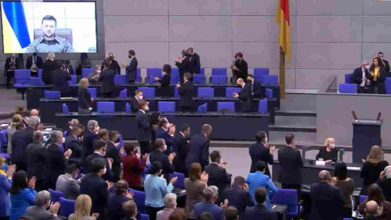 Zelensky al Bundestag: “Difficile difendere l’Europa senza il vostro aiuto