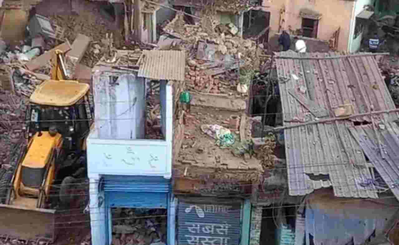 Crollano 4 case in India: decine di morti