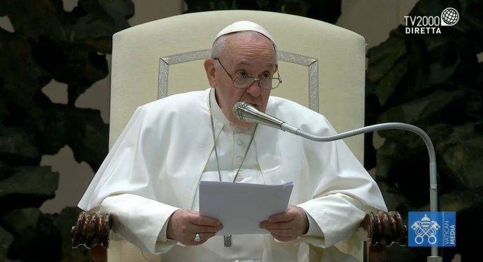 Udienza, Papa: “Nella società del godimento viene meno l’attenzione per i fragili”