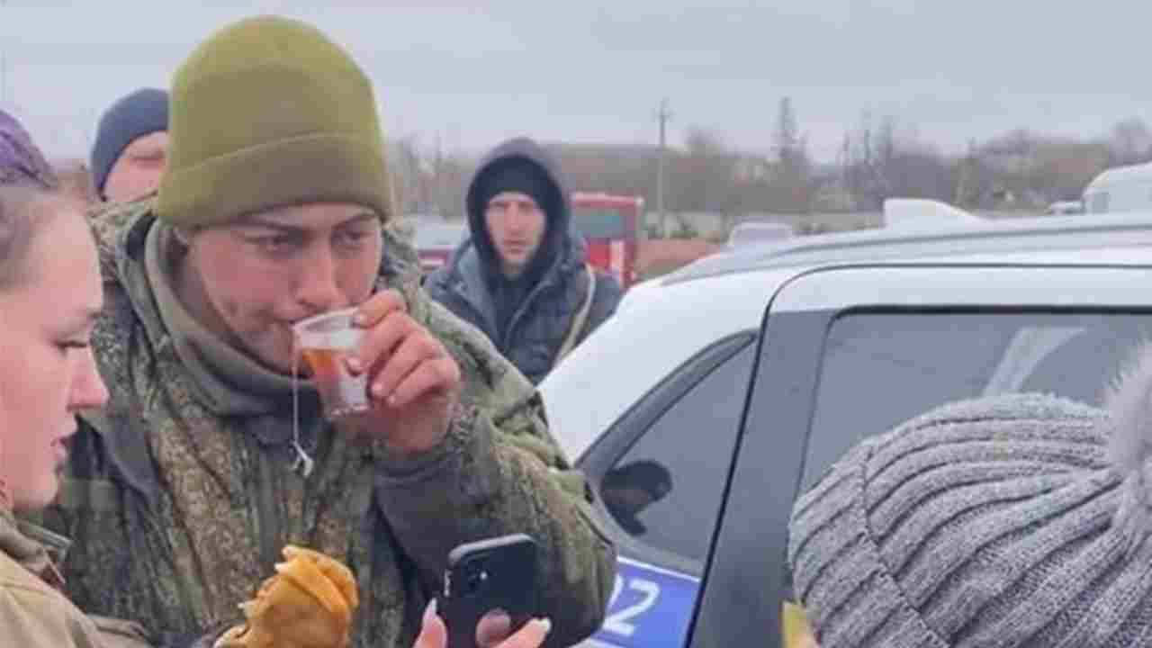 Soldato russo in lacrime, donna ucraina lo sfama e lo fa telefonare alla mamma