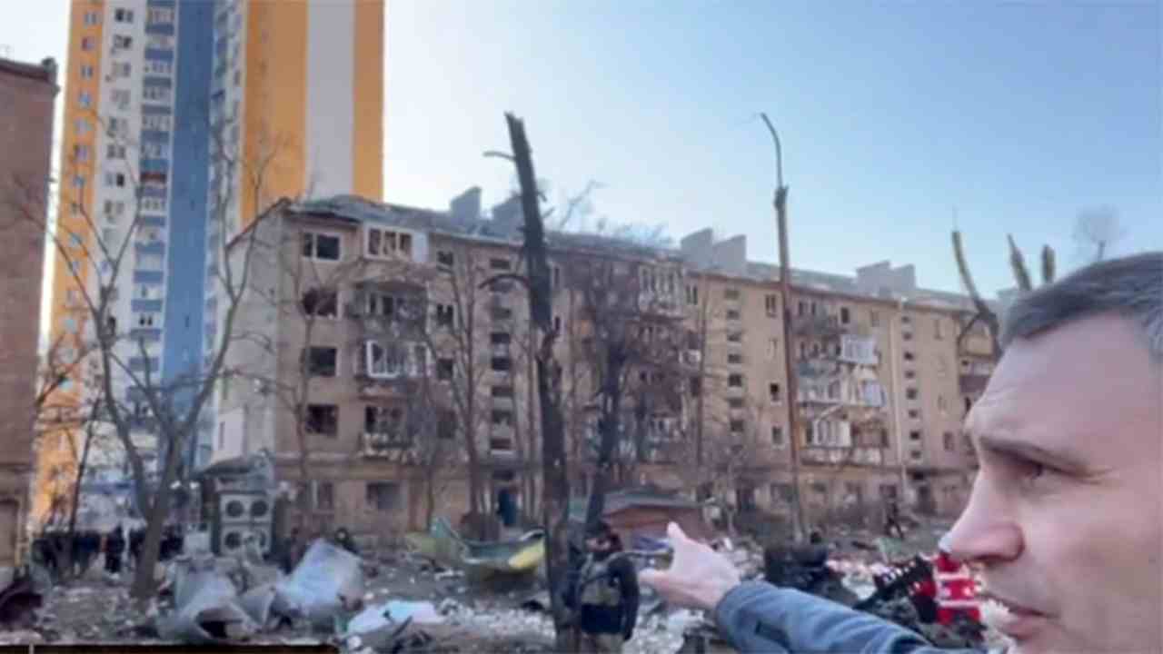 Missili su Zaporizhzhia, almeno 15 esplosioni nella notte: colpiti scuole e ospedali