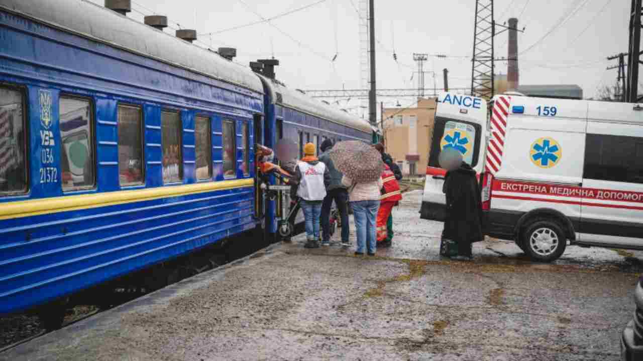 Ucraina, Msf ha allestito il primo treno adibito a clinica d’urgenza