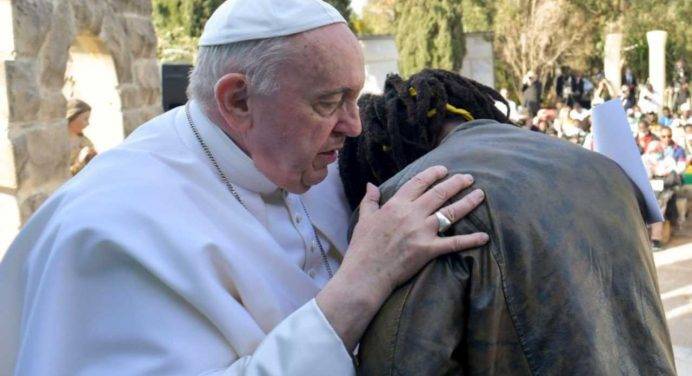 Papa: “I migranti attraversano un mare di lacrime e di morte”