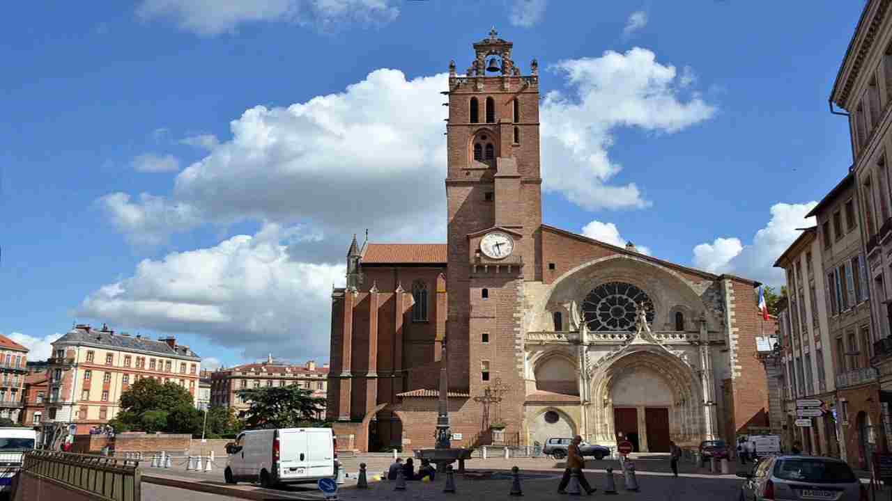 Tolosa, lascia un ordigno esplosivo nella cattedrale durante la messa