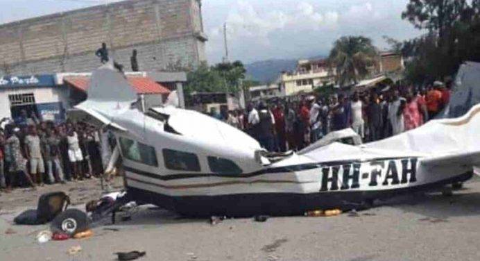 Haiti, aereo tenta atterraggio su una strada e si schianta: 6 morti