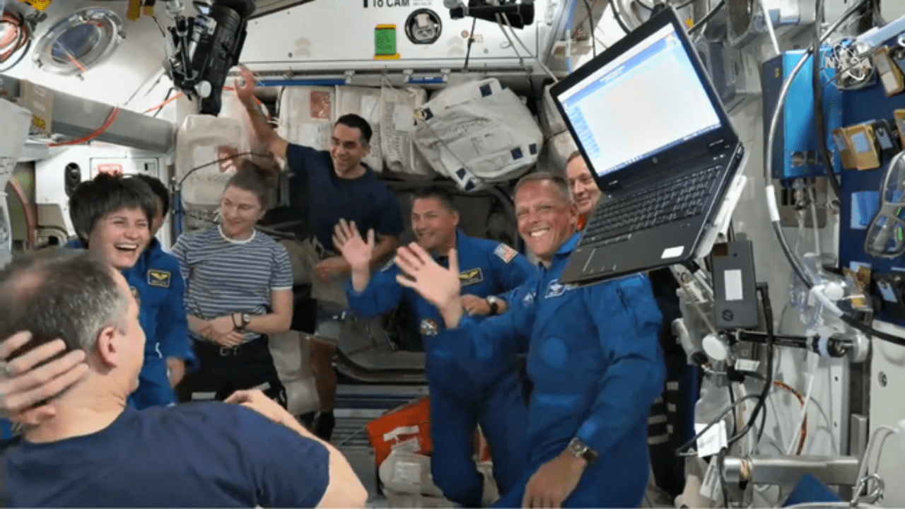 AstroSam ed equipaggio della Crew-4 sulla Stazione Spaziale Internazionale