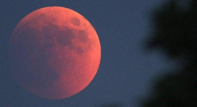 Eclissi di maggio, occhi al cielo: la luna diventa rossa
