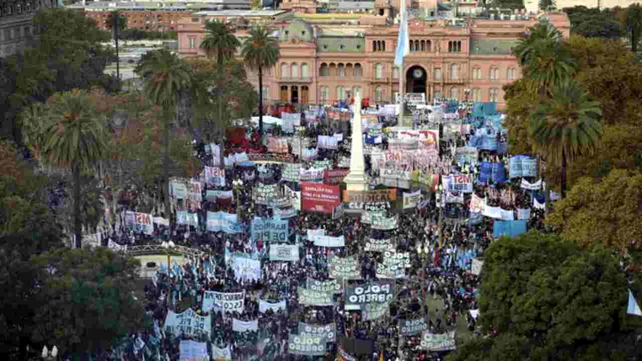 Argentina: in migliaia in piazza a Buenos Aires per protesta