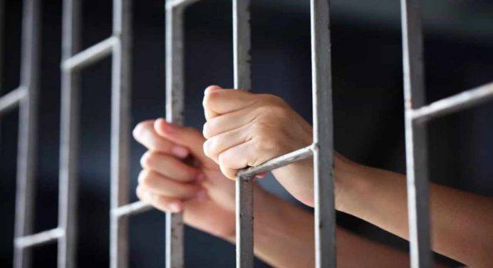 Napoli, cellulari e droga in carcere a Poggioreale: 8 arresti