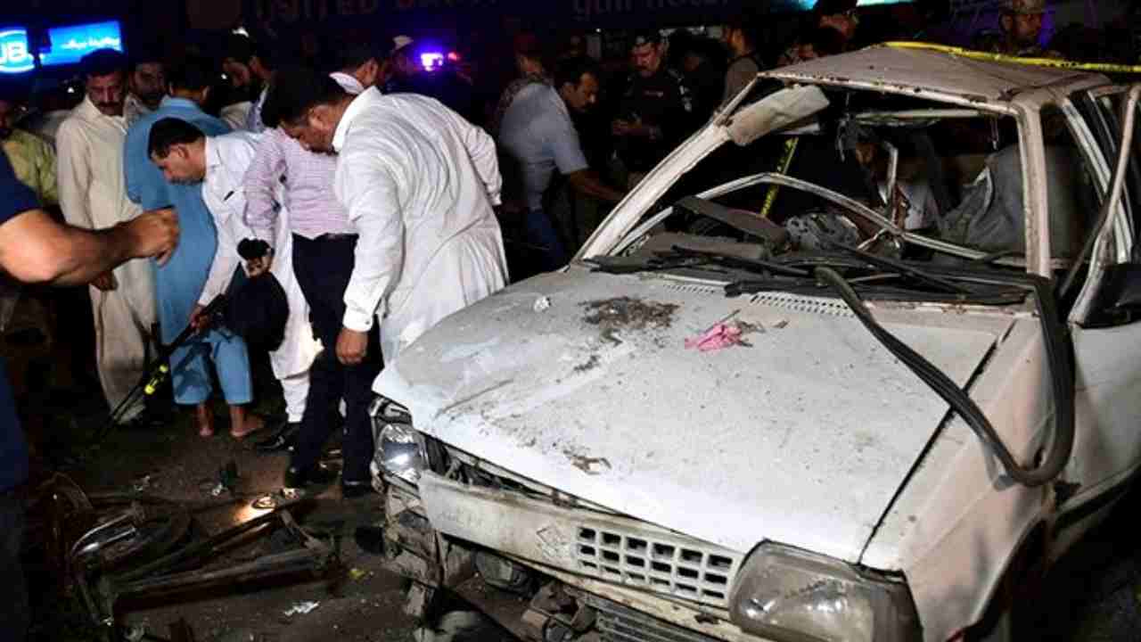 Pakistan: bomba in un mercato a Karachi, un morto e 9 feriti