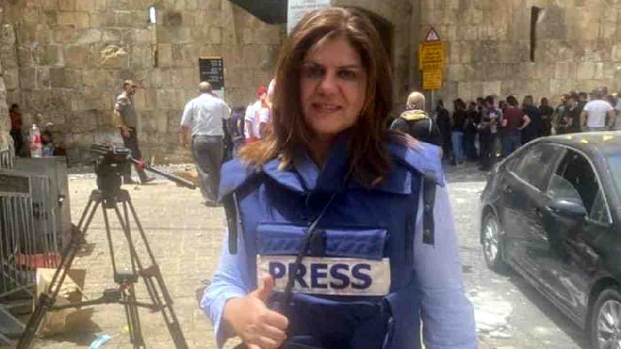 La giornalista di Al Jazeera, Shireen Abu Akleh, uccisa in Cisgiordania