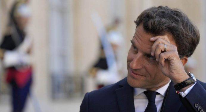 Macron, la maggioranza scricchiola: exploit di Mélenchon alle legislative