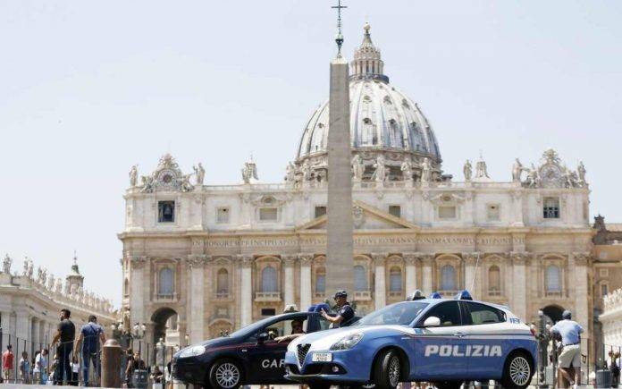 Vaticano spari auto