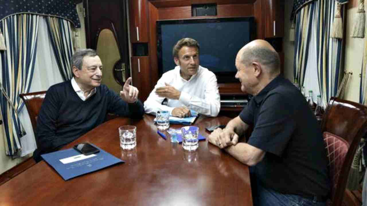 Draghi, Macron e Scholz arrivati a Kiev in treno: “Andremo anche a Irpin”