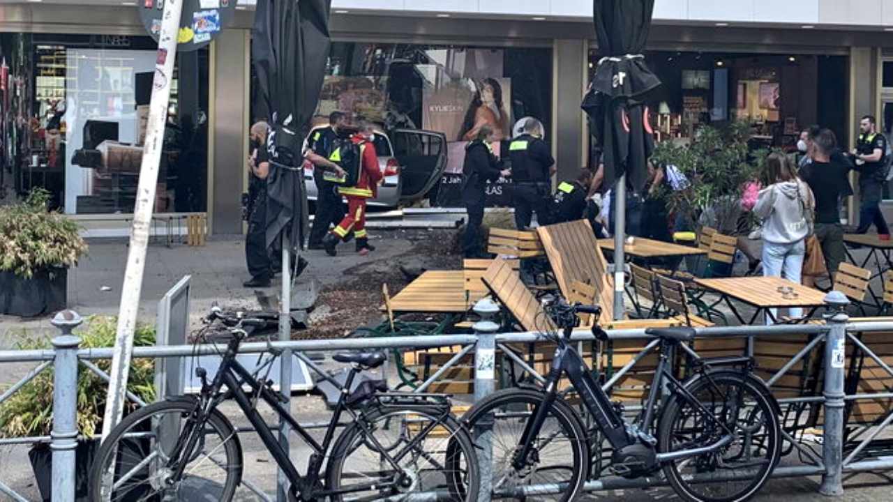 Auto sulla folla a Berlino: un morto e una decina di feriti