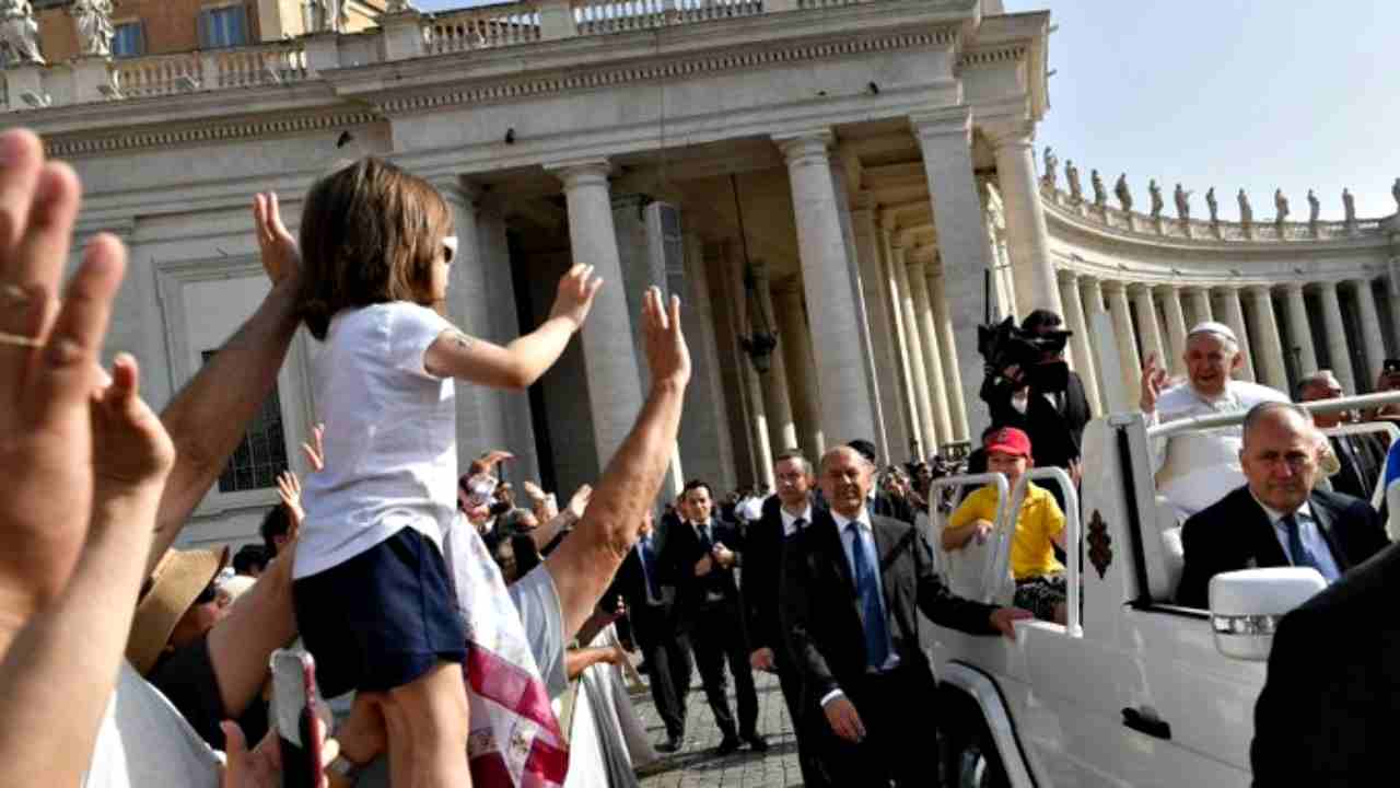 Udienza, Papa: “Imparare a congedarsi è la saggezza degli anziani”. Tre bimbi ucraini sulla papamobile