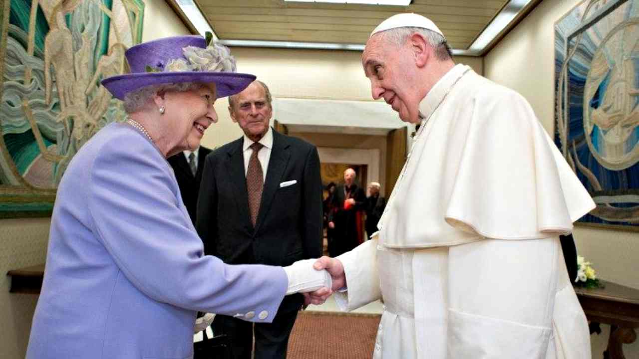 Papa: “Elisabetta esempio di devozione al dovere”