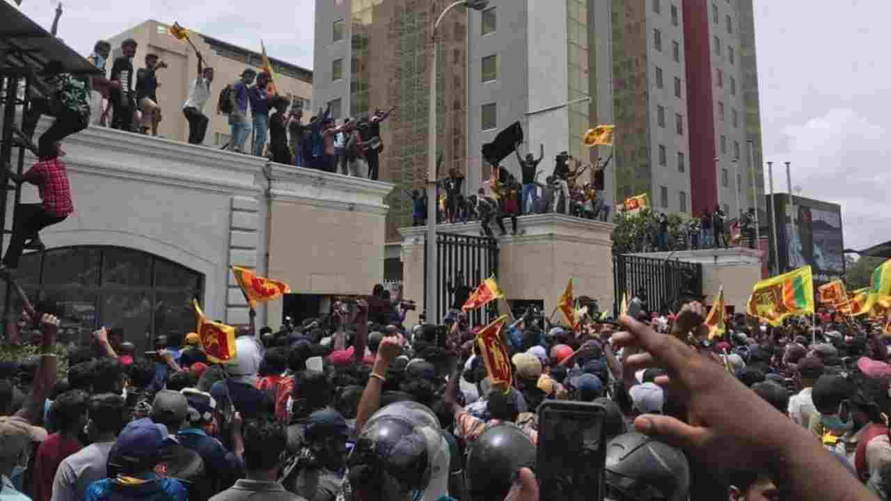 Sri Lanka, Presidente in fuga. Manifestanti invadono la residenza a Colombo