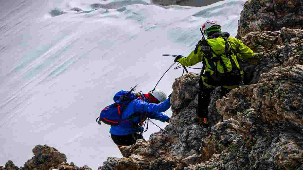 Sei morti nel crollo di un seracco sul ghiacciaio della Marmolada