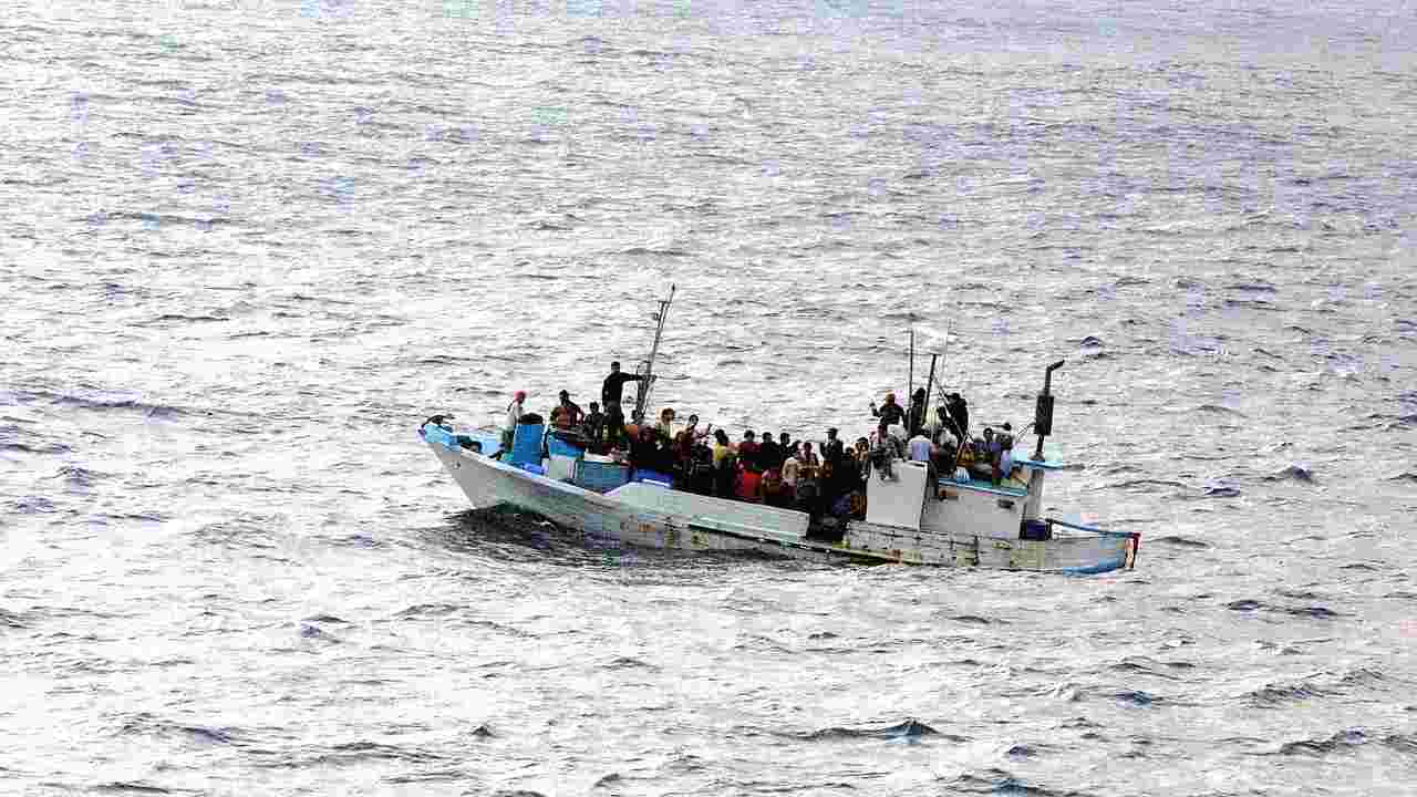 Sbarco di migranti a Lampedusa: in 400 all’hotspot