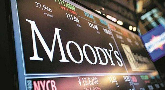 Moody’s taglia l’outlook italiano a negativo. Il Mef non ci sta: decisione opinabile