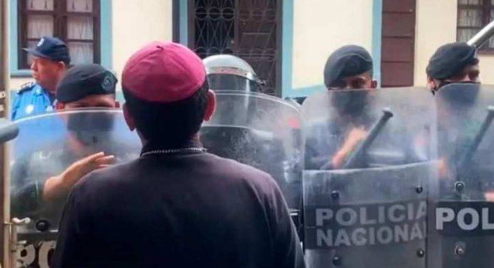 Nicaragua, polizia irrompe in curia a Matagalpa: arrestato il vescovo