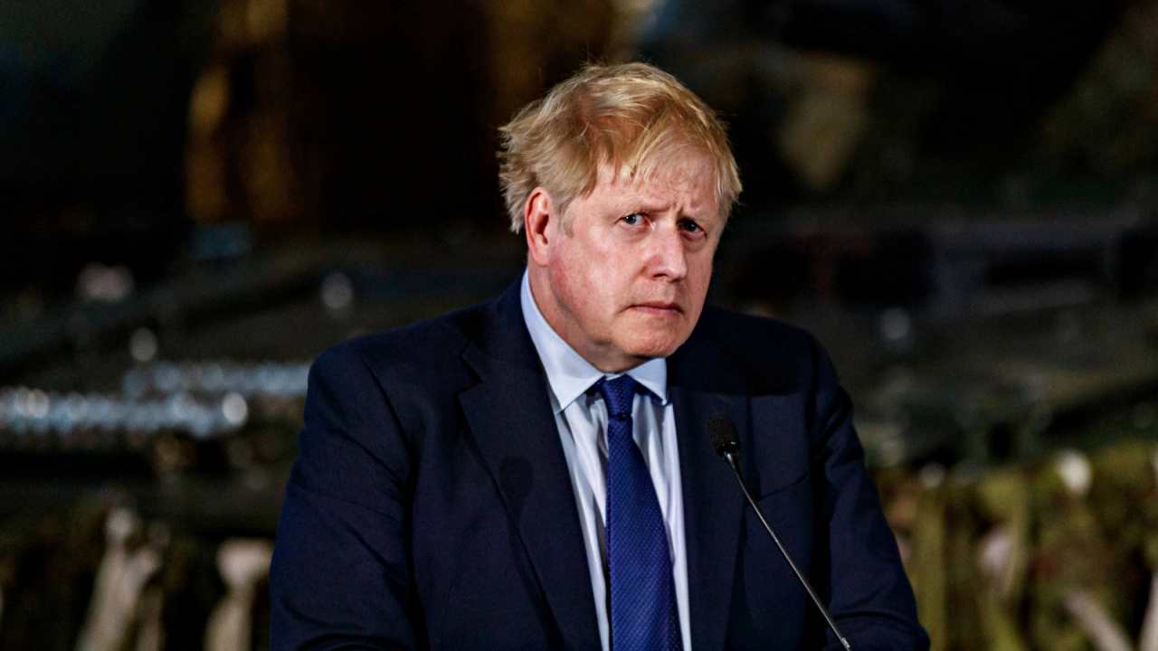 Johnson lascia Downing Street e consegna le dimissioni alla Regina