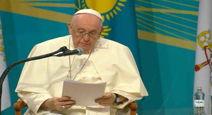 Papa: “La pace via di sviluppo essenziale, evitiamo il rafforzamento di blocchi contrapposti”