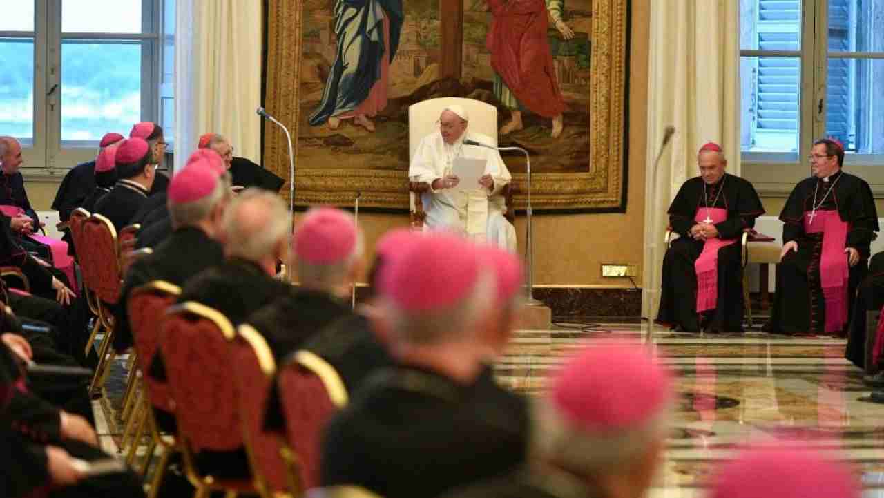 Papa ai rappresentanti pontifici: “La guerra viola i diritti e ci sono rischi nucleari”
