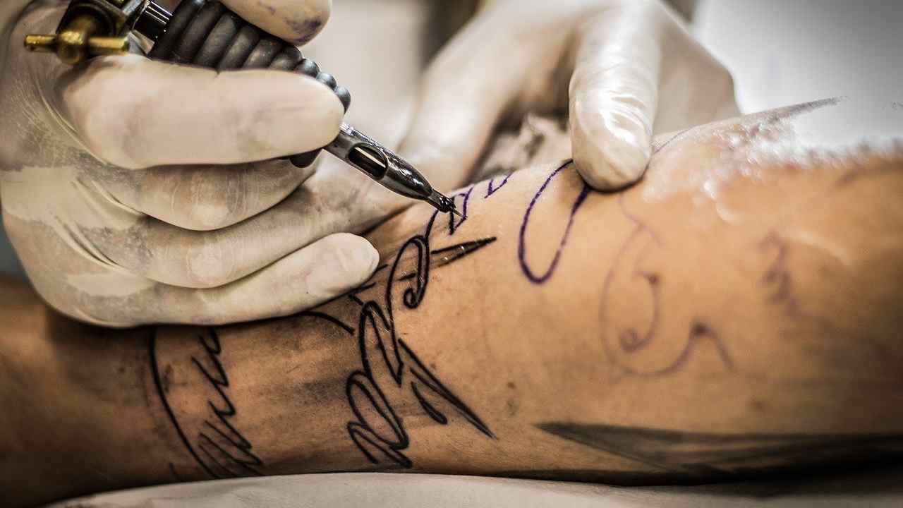 Il vaiolo delle scimmie può trasmettersi con un tatuaggio