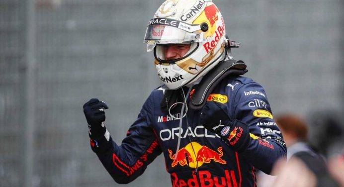 F1, bis Verstappen: trionfo a Suzuka sotto il diluvio, il Mondiale è suo