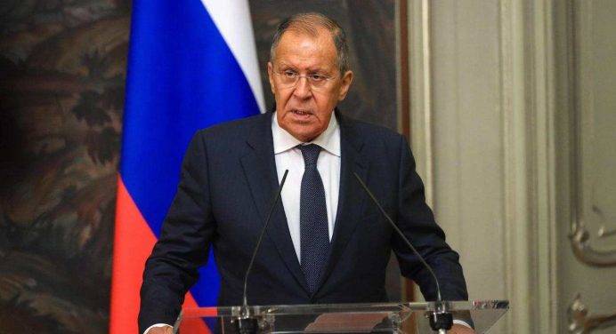 Lavrov: “L’Occidente non riuscirà a distruggere l’economia russa”