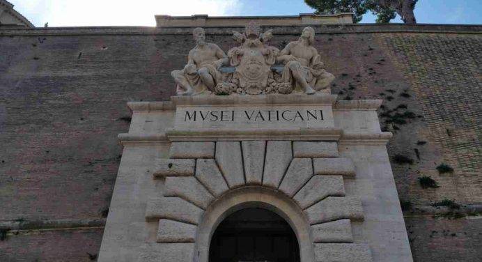 Musei vaticani, turista getta a terra due busti antichi