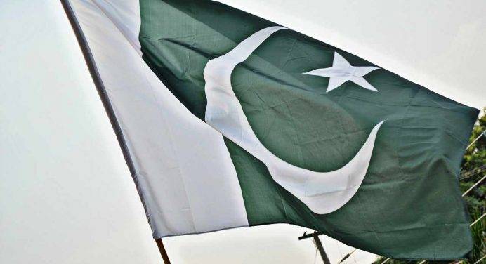 Pakistan: attacco suicida in una moschea a Peshawar, decine di morti e feriti
